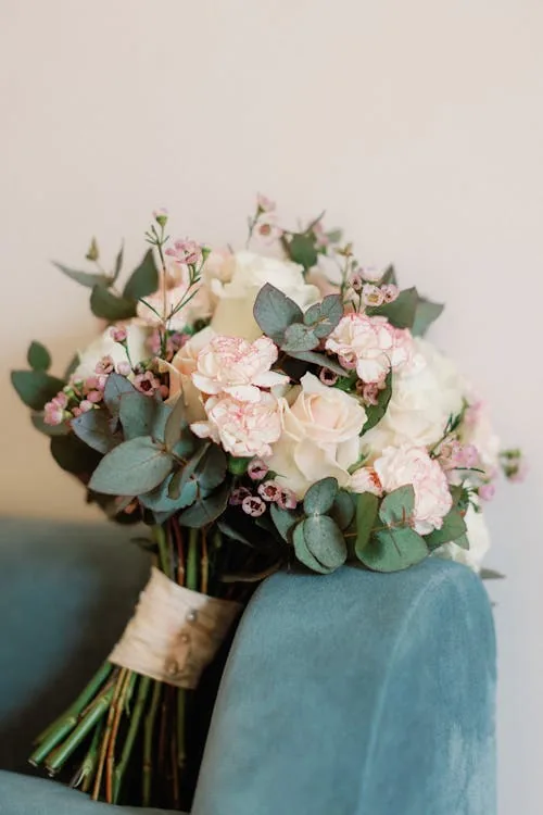 Buque elegante com rosas e eucalipto para casamento