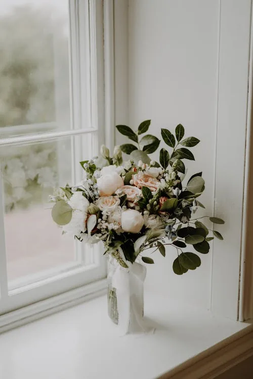 Arranjo floral para casamento na janela ensolarada