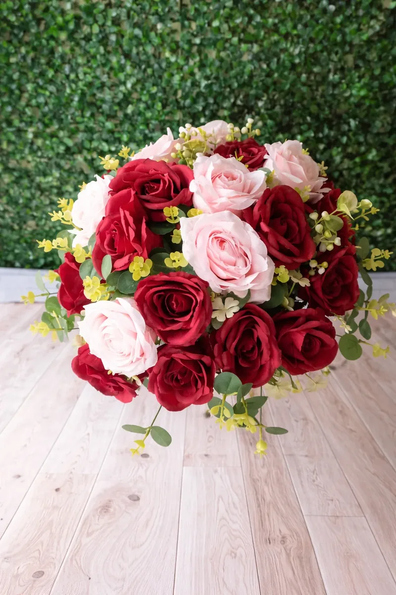 Buque redondo de rosas vermelhas e rosas claras