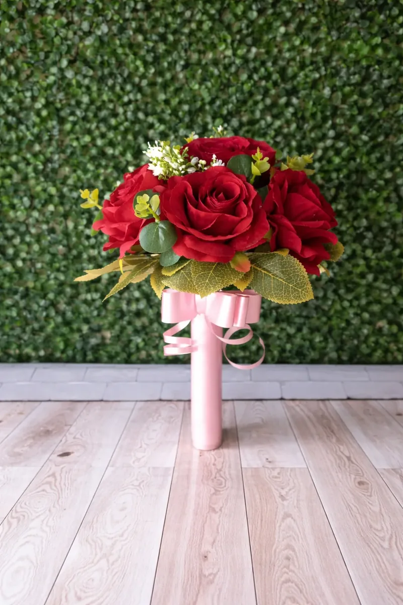 Buque de noiva com rosas vermelhas e fita rosa