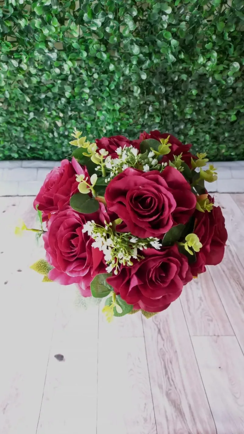 Buque redondo de rosas vermelhas e rosas