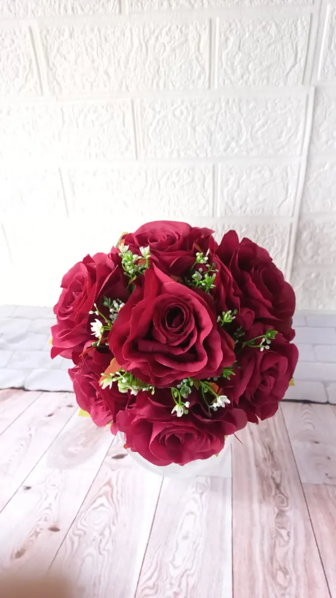 Buque de noiva com flores artificiais claras