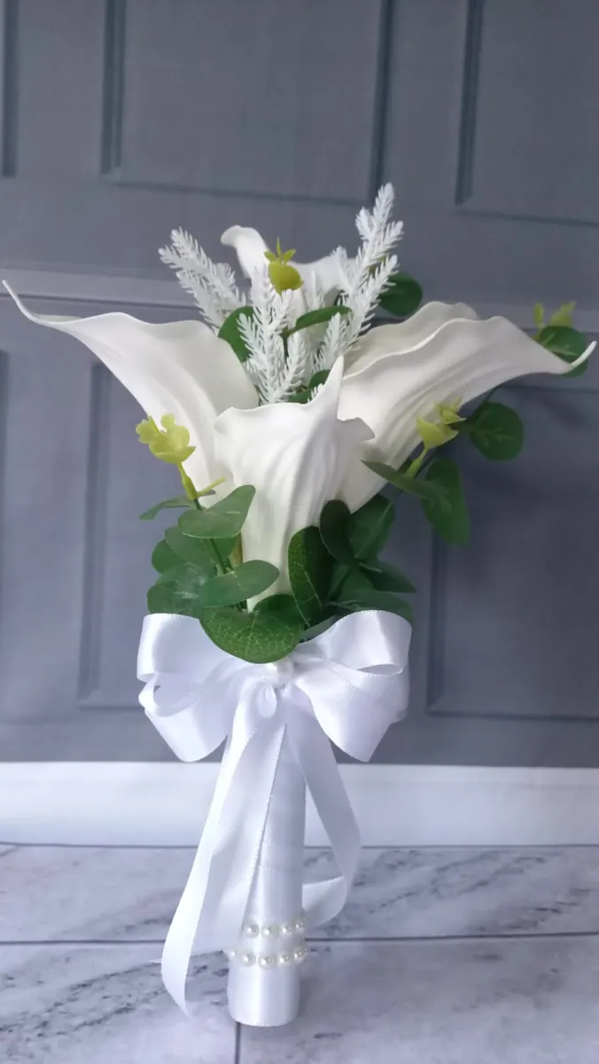 Buque de noiva com rosas e folhagens