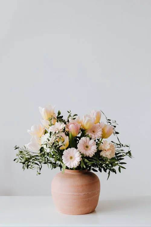 Vaso com buque de flores para presente