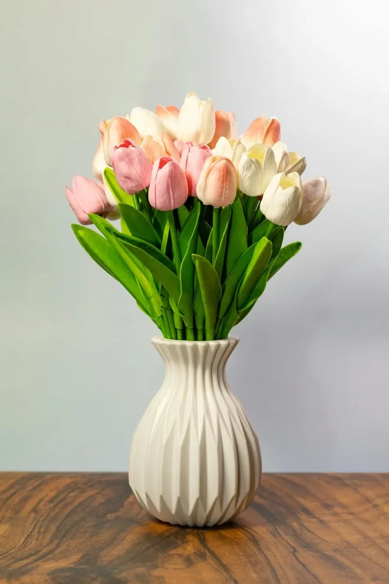 Buque de tulipas em vaso branco sobre mesa