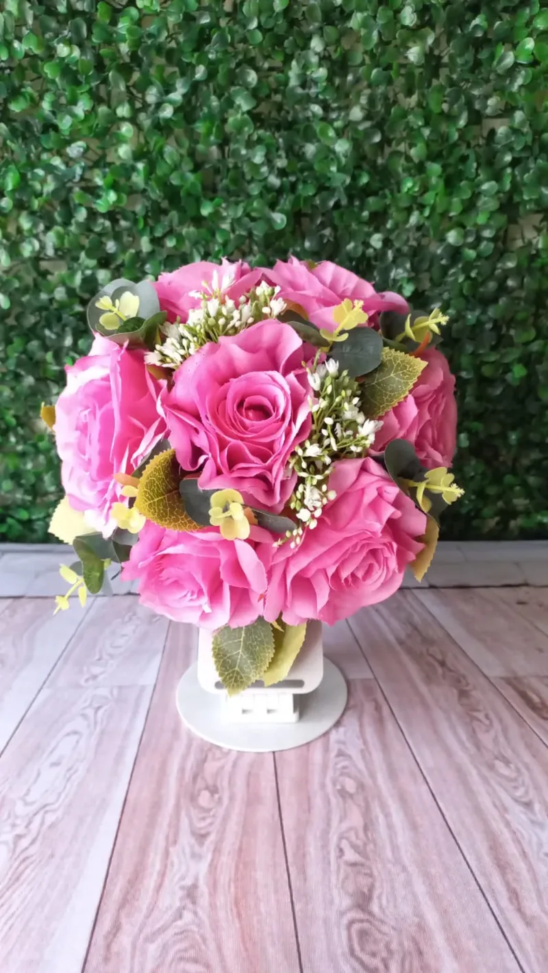 Arranjo de rosas pink em vaso pedestal branco