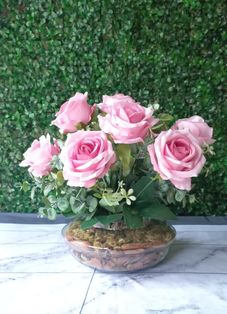 Arranjo de rosas pink em travessa de vidro