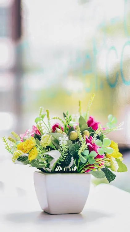 Planta artificial em vaso branco para decoracao