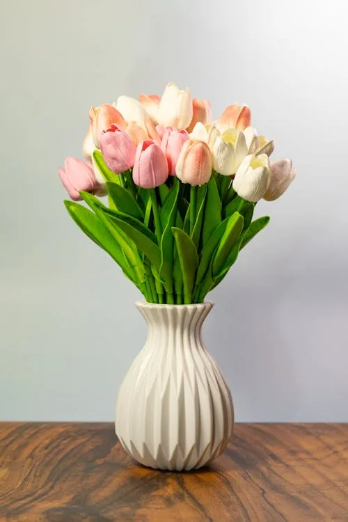 Buque de tulipas em vaso branco sobre mesa