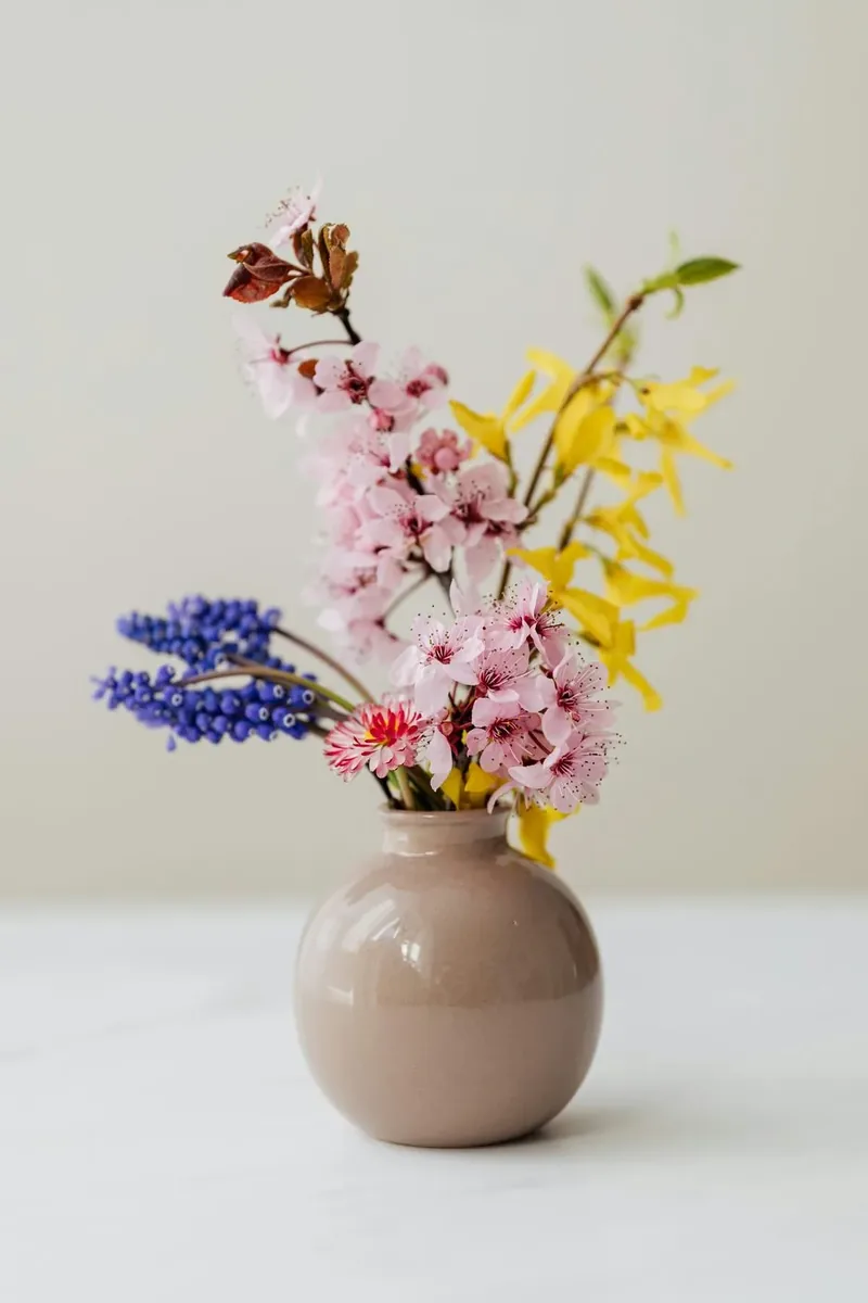 Arranjo de flores em vaso de ceramica