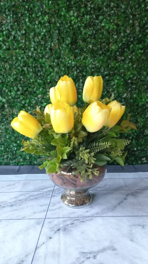 Arranjo de tulipas amarelas em taça metálica