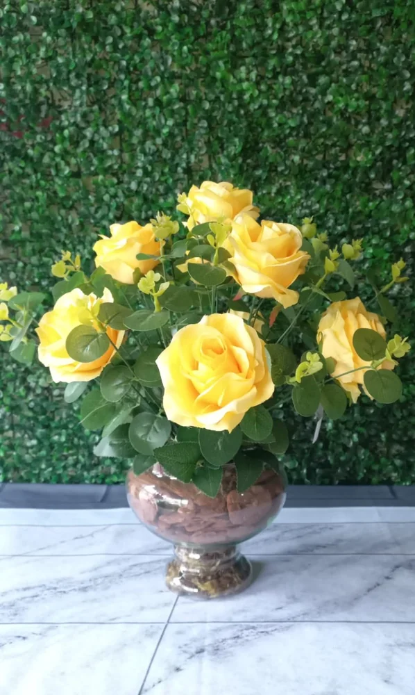 Arranjo de rosas amarelas em vaso bowl dourado